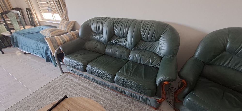 Conjunto sofá cama 3 lugares + sofá individual. Os dois em pele cor verde.
