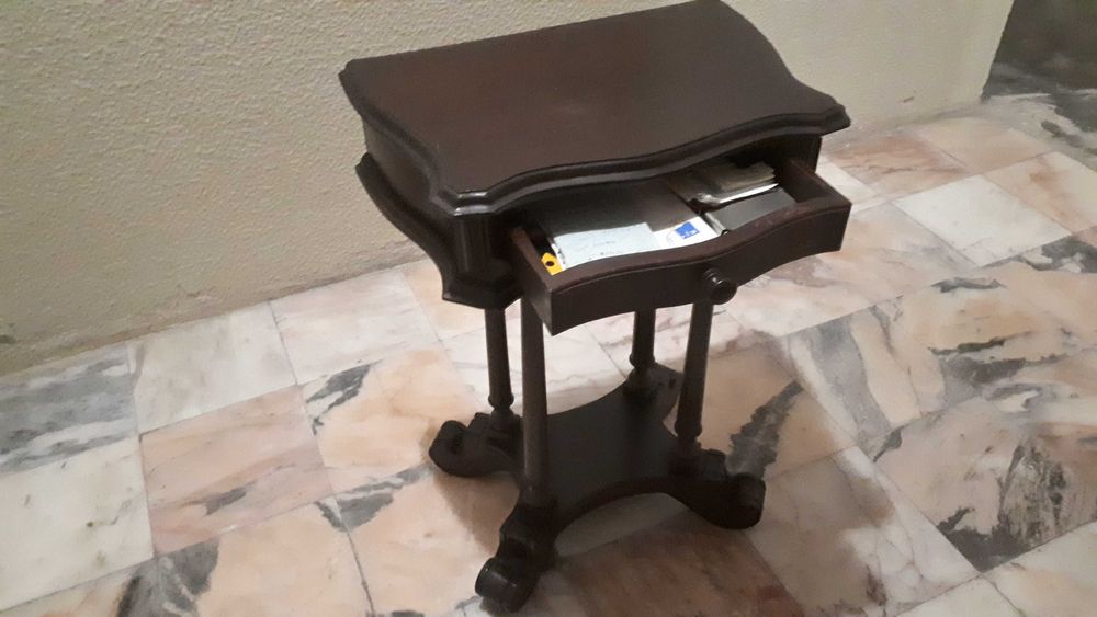 Mesinha em mogno com gaveta