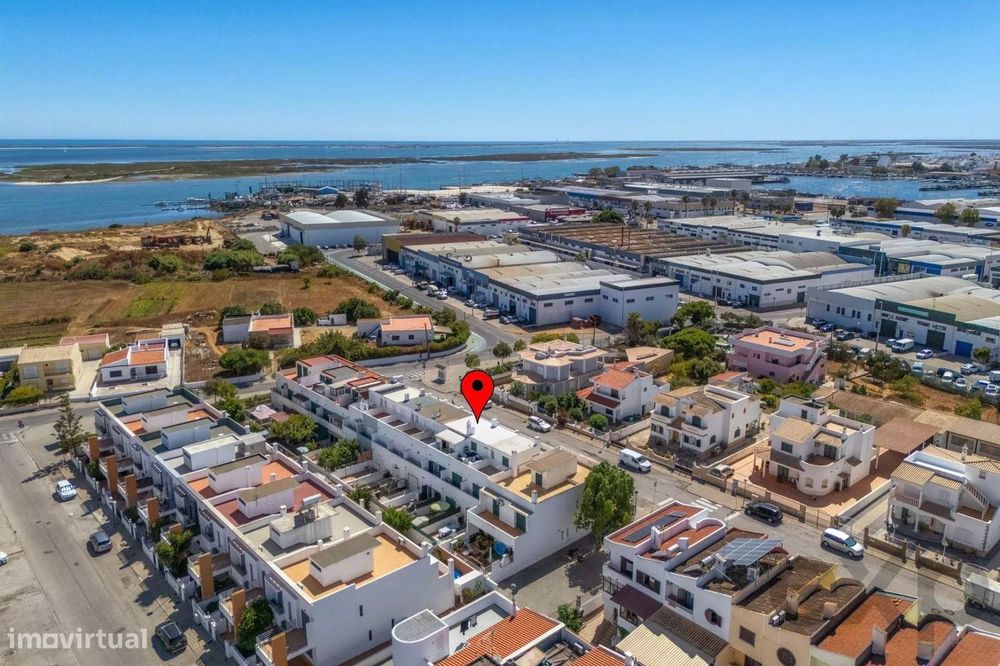 Moradia T2+1 com quintal e terraços com vista mar em Olhão, junto à Ri