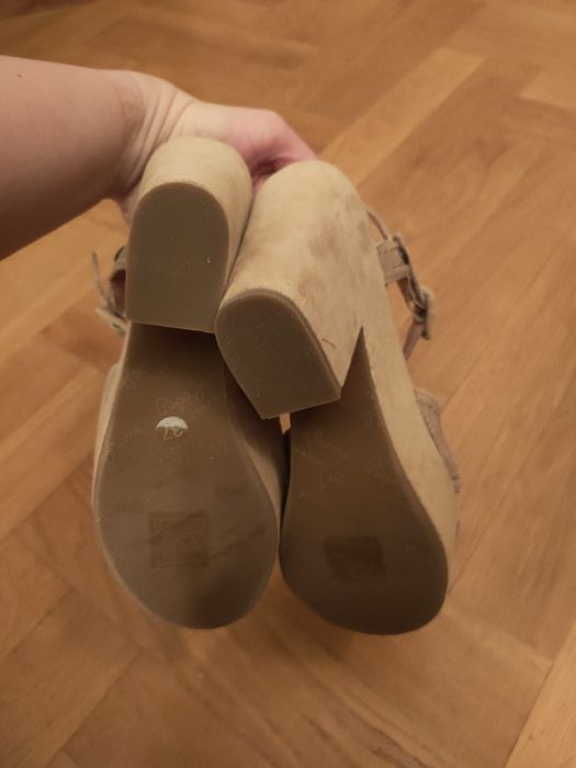 Beżowe sandałki na obcasie Pepe Jeans