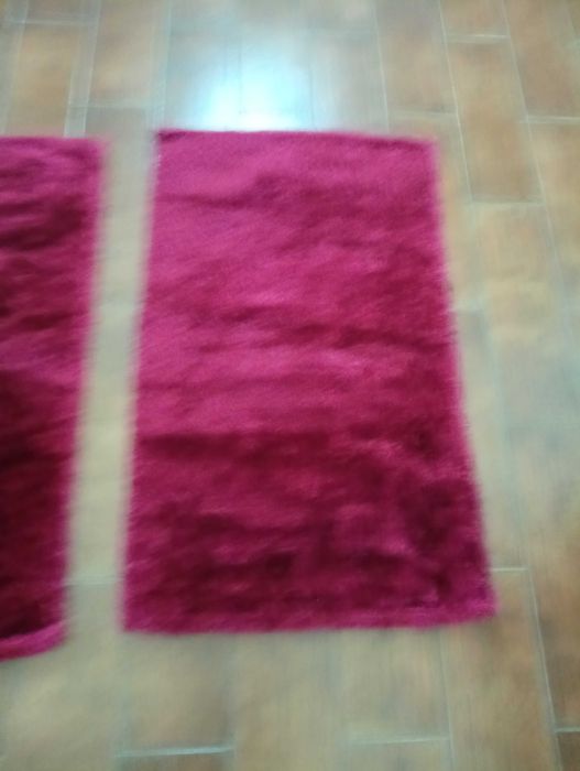 Tapetes em cor bordeaux (duas unidades)