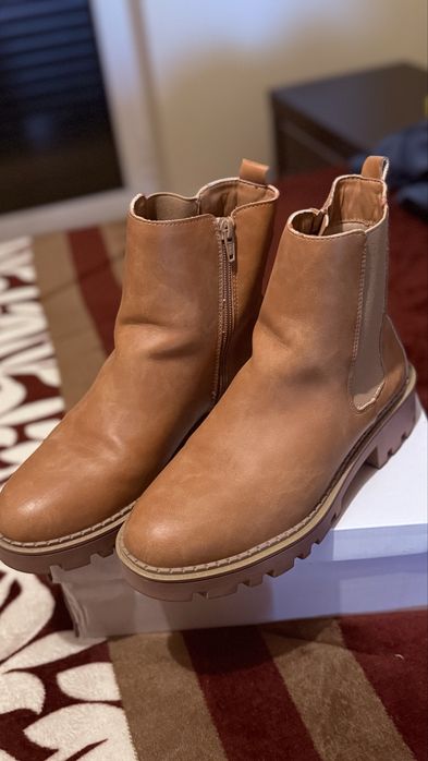 Lote de roupa e calçado feminino NOVOS – casacos, botas e sapatos