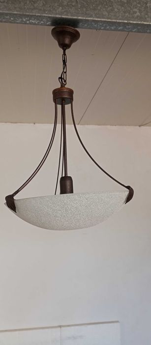 Candeeiros de teto em bom estado.