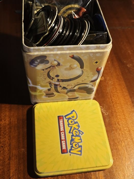 Tazos, pins, dados Pokémon