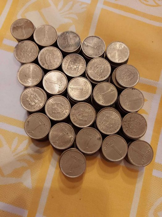 Lot 2 - 40 coins of 1 escudo (KM# 614)