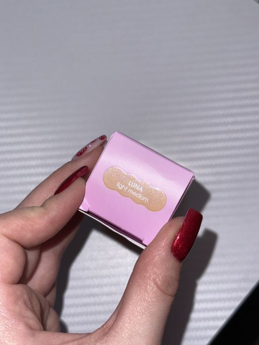 Benefit dew-la-la płynny rozświetlacz Luna light medium