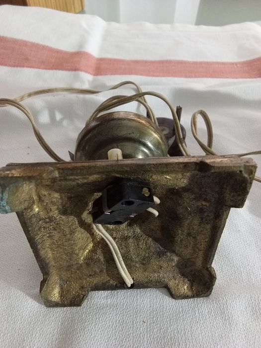 Bases de candeeiro de mesa em ferro muito antigos