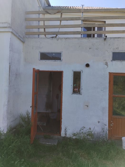 Продається садиба з землею і ставком