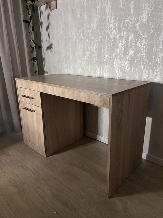 письмовий стіл.