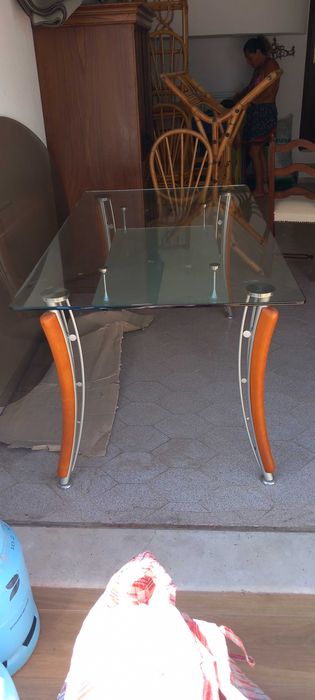 Mesa de vidro com 6 cadeiras