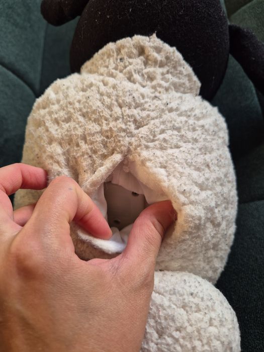 Owca, baranek Shaun (wysokość ok. 37 cm).
