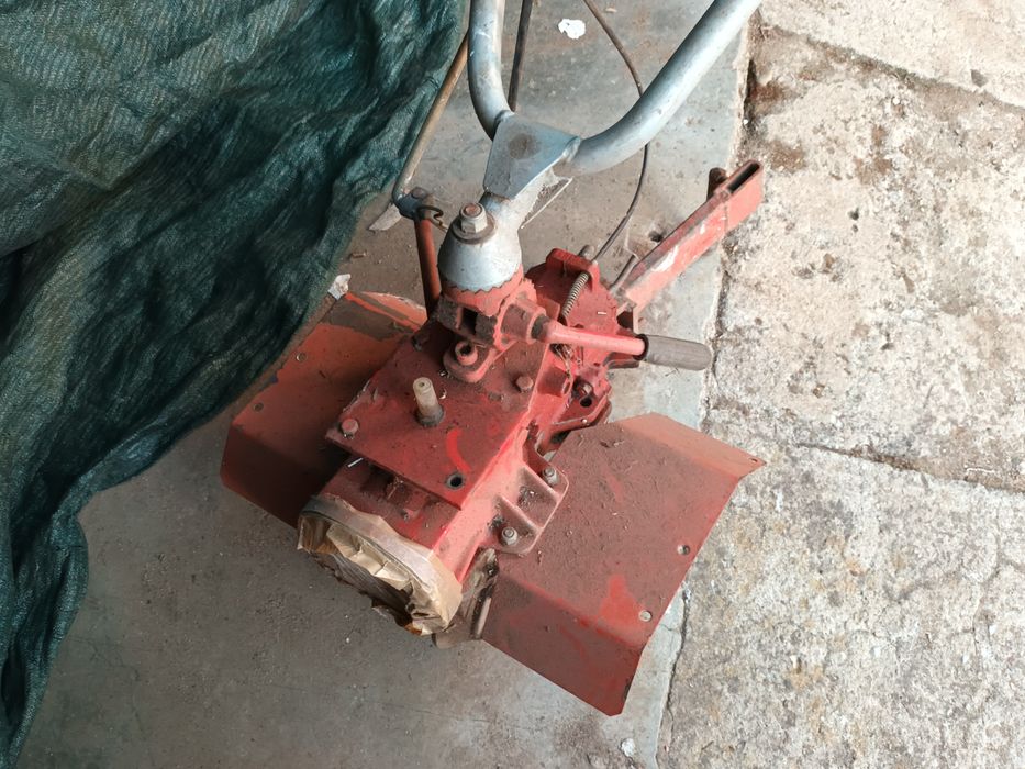 Várias alfaias e caixa de  transferências motoenxada