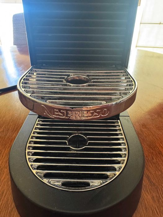Máquina de café Nespresso preta