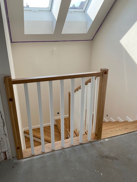 Schody drewniane dębowe lite zabiegowe, proste, podesty, parapety