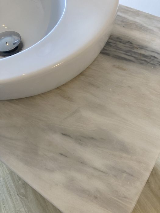 Lavatório de cerâmica com base de mármore