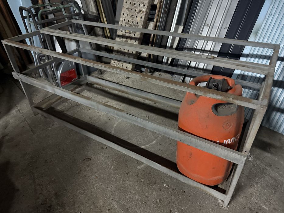 Grade/estrutura em ferro para armazenamento de bilhas de gás.