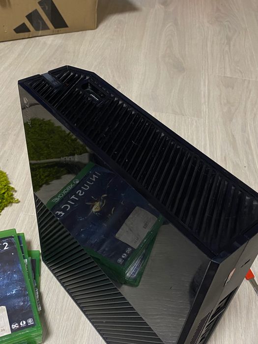 Приставка Xbox one з іграми GTA 5