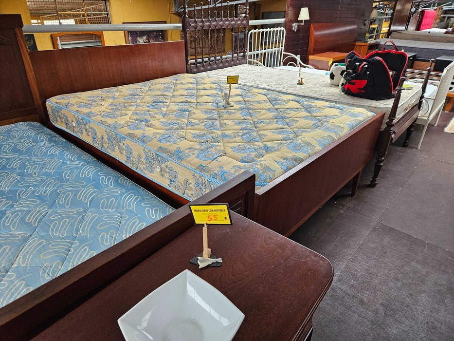 Cama vintage com estrado e colchão - Bom estado geral