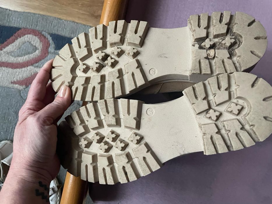 Nowe bezowe polbuty ze skory nubuk, 40- wkladka 26 cm.