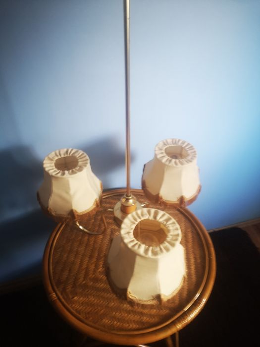 Żyrandol mosieżno drewniany, trzy ramienny.