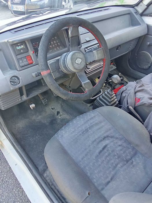 Carrinha mista Renault express 5 lugares , com batida no lado direito atrás conforme foto. Tem vistoria até fevereiro de 2027..motor a gasóleo