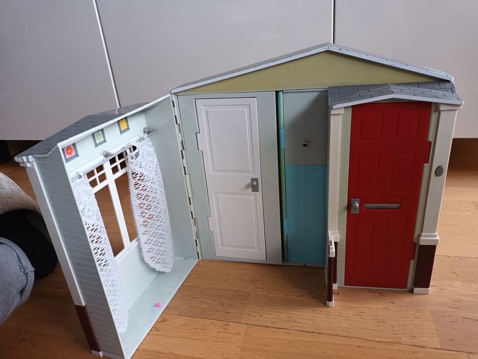 Domek rozkładany dla lalek.