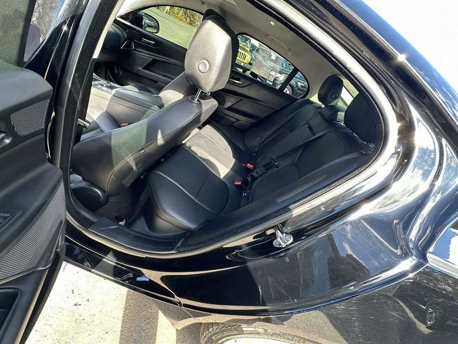 Jaguar XE 25t      2018