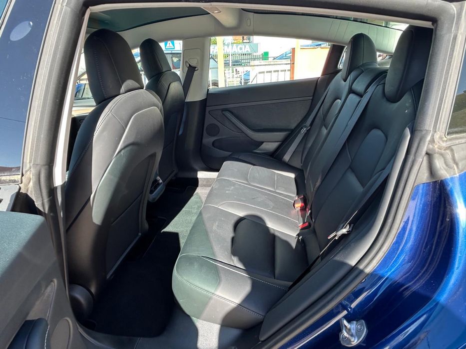 Tesla Model 3 –  2023 -  33700 km