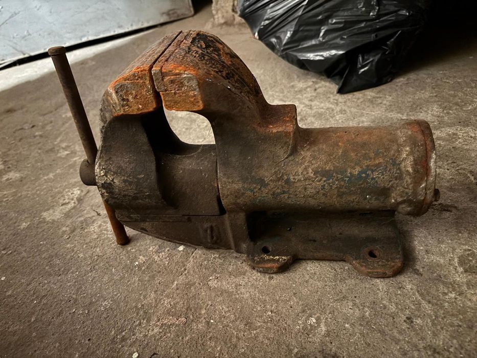 Imadło żeliwne z mocowaniem