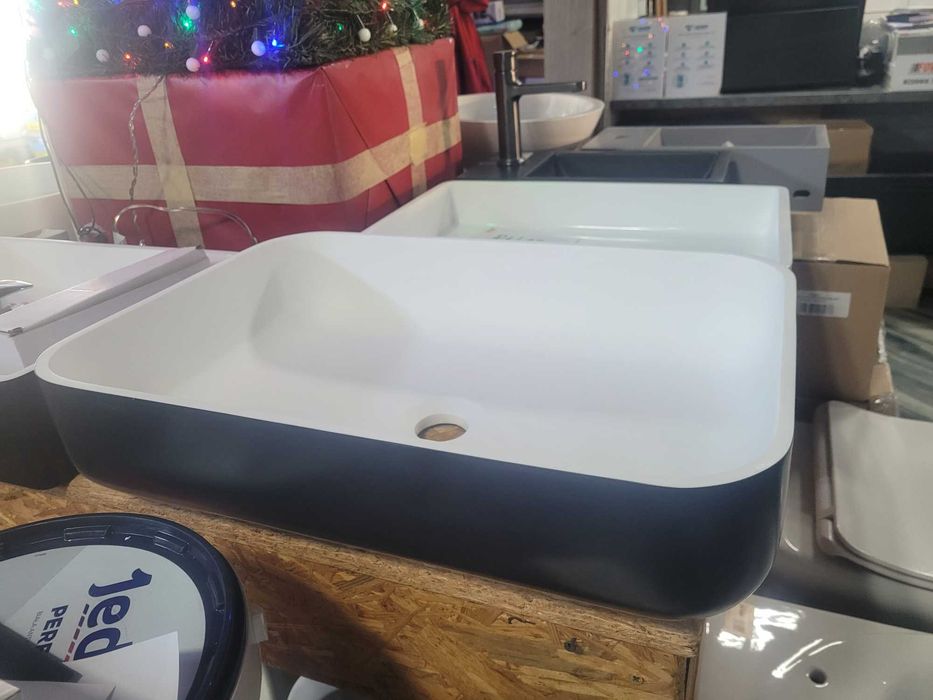 Umywalka nablatowa  z odlewu mineralnego  w czarno/białym  kolorze