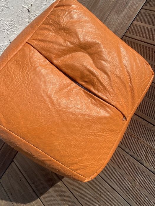 Pufe quadrado em bom estado