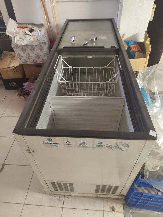 Vende de recheio de mercearia - estantes, arcas frigoríficas e outros