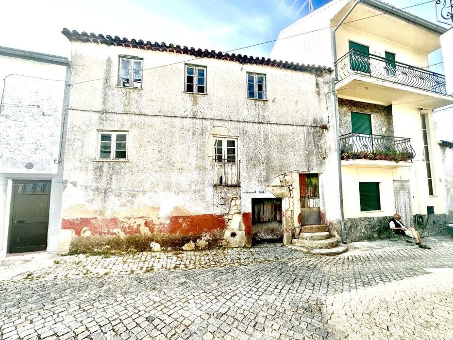 Casa Rústica para venda no centro de Valverde, Fundão!