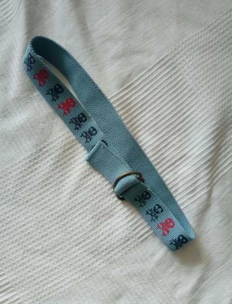 Niebieski pasek w kolorowe czaszki