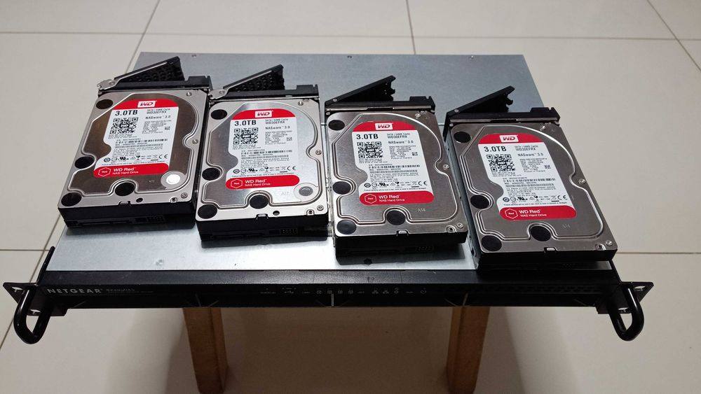 NETGEAR ReadyNAS 2100 – 4x 3 TB HDD, Rack 1U