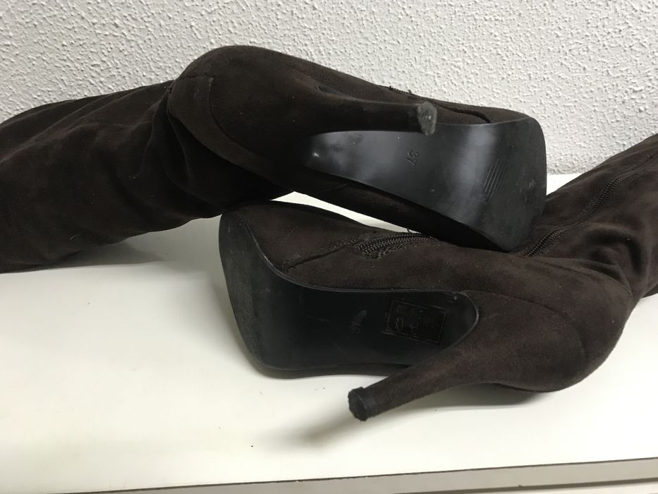 Botas Compensadas, Acima do Joelho em Ecopele Efeito Camurça 37.