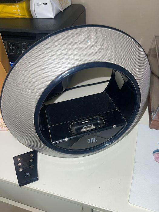 Колонка jbl/ є дефекти, не працює.