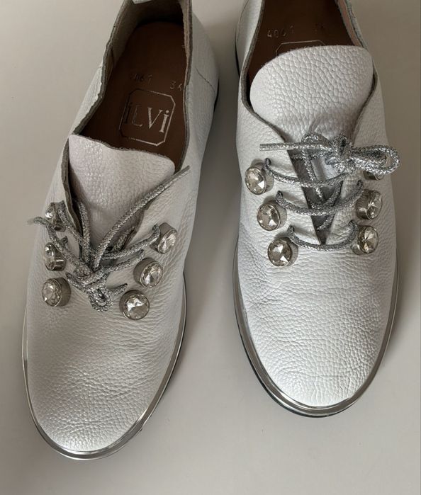 Ładne ,białe  z naturalnej skòry buty.