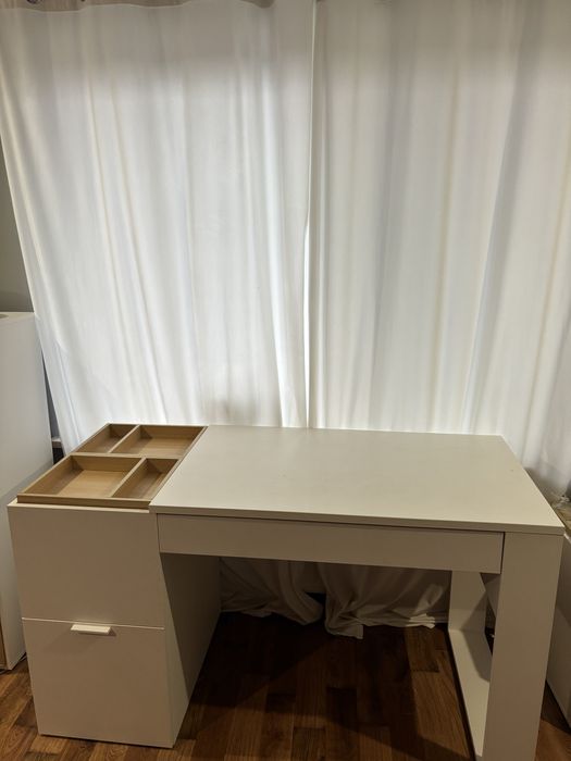 Biurko białe z drewnianymi wstawkami