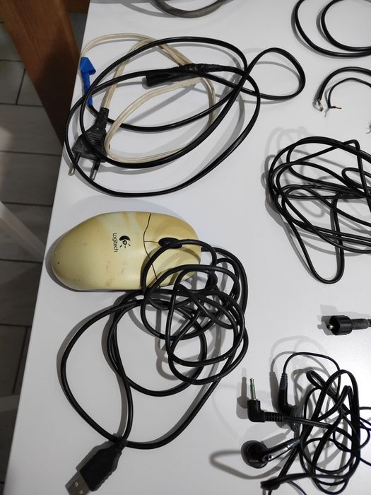 Наушники, шнуры, зарядное для телефона