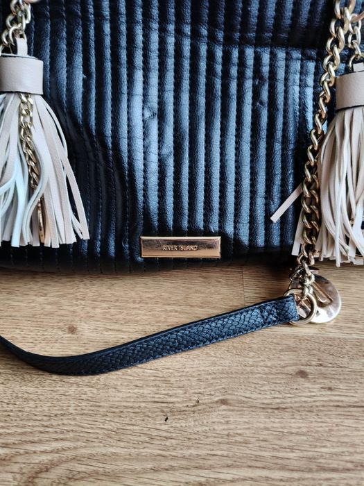 Czarna torebka River Island z frędzlami