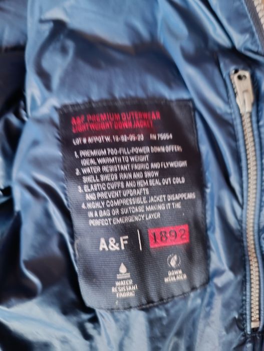 Дуже зручна легка  демісизонна пухова куртка бренд Abercrombie & Fitch.