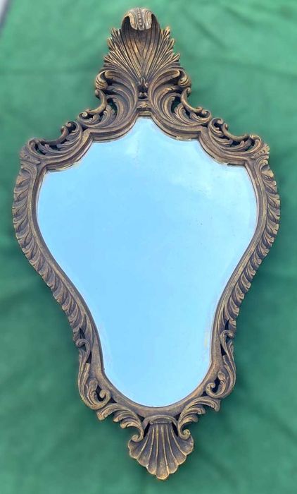 Espelho antigo, biselado de parede com caixilho em talha de madeira