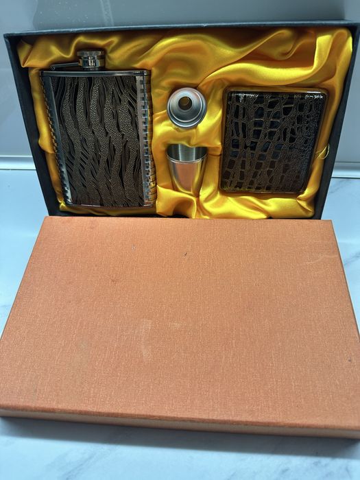 Набір фляга і стакани