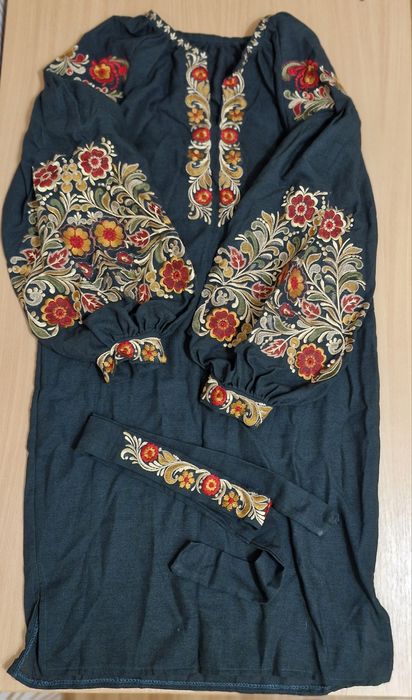 Лляне плаття з вишивкою