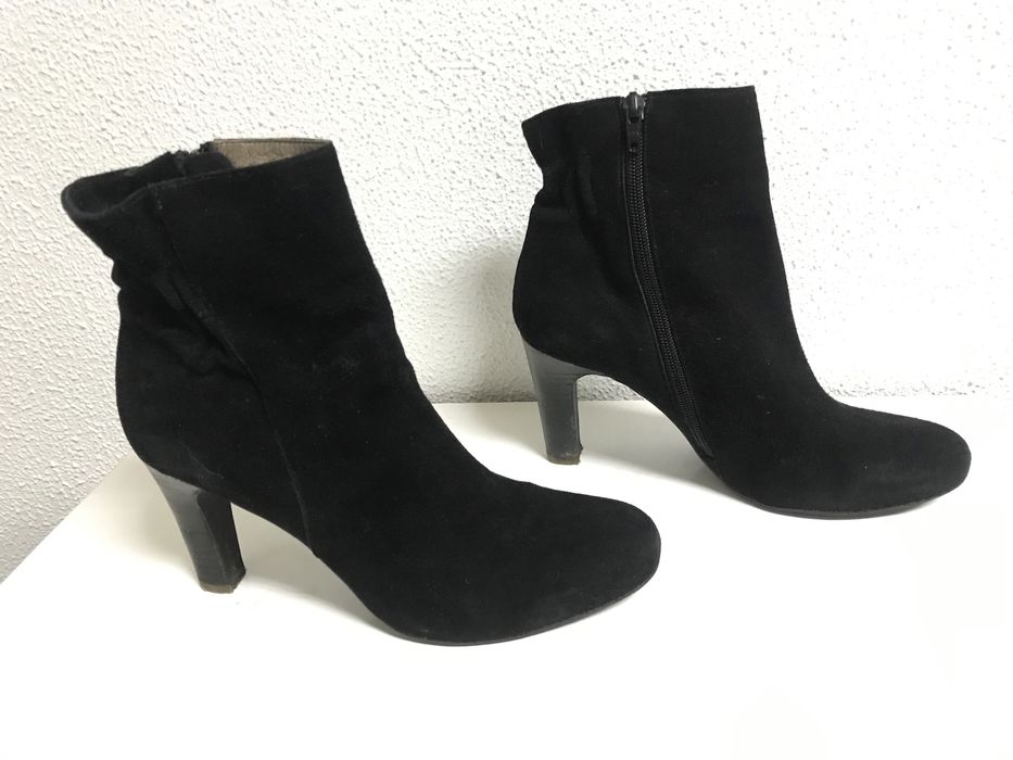 2 Pares de Botins. Cinzentos em Pele 38 e Pretos 39