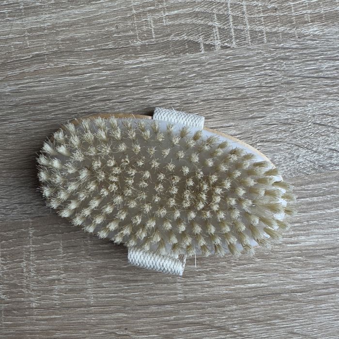 Деревʼяна щітка для масажу з натуральним ворсом