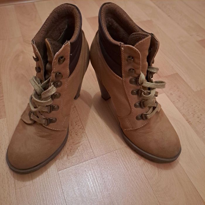 Buty zimowe na obcasie