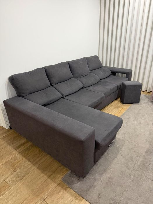 Sofá cinza de 3 lugares e chaise longue