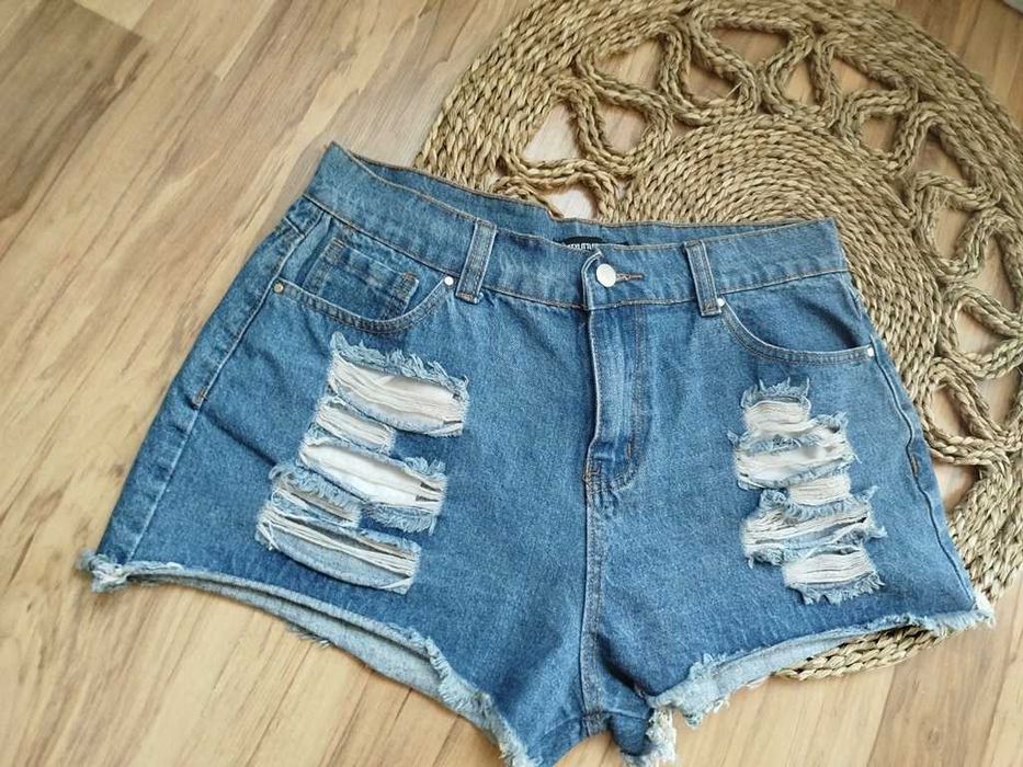PrettyLittleThing jeansowe szorty z dziurami